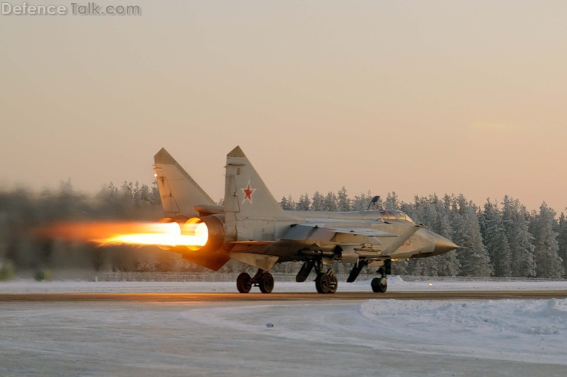 MiG-31_firing_up_engines.jpg