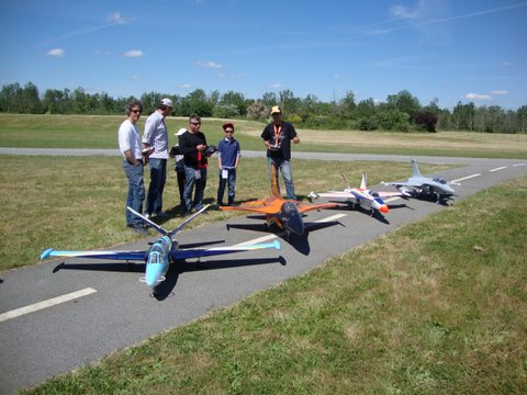 Les 4 pilotes de la patrouille :<br /> Alexis, Arnaud,Philippe (MAB) et Antoine du club de Pau