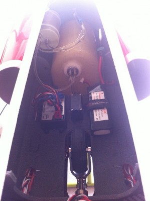 Partie arrière du cockpit avec la batterie du réacteur, l'anti bulle (changé de place suite au crash).