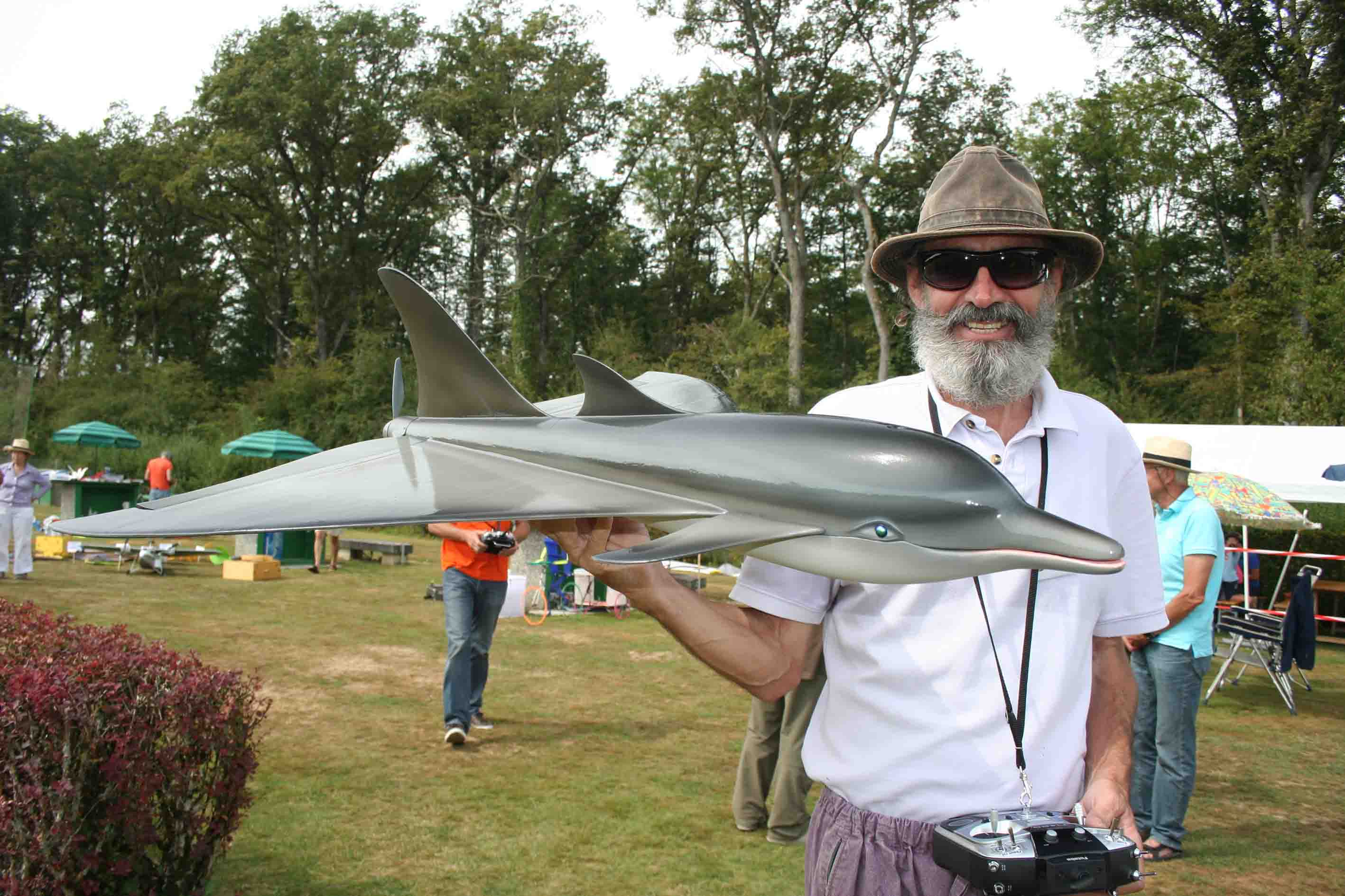 J`apprécie aussi l`aéromodélisme pour la liberté qu`il nous offre de pouvoir faire voler tout et n`importe quoi. Le Dauphin a les nageoires pectorales mobiles et ses qualités de vol sont vraiment surprenantes.