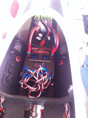 IMG_0196.JPG (168.3 Kio) Consulté 3907 fois La partie avant du cockpit avec la box, les deux récepteurs SBUS et au fond 3 batteries (2 réceptions et une pour train+freins élec).
