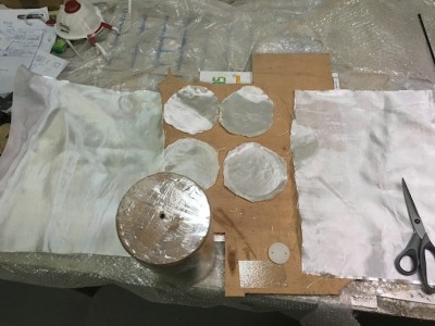 Préparation de la fibre: 105 + 210 g, ça devrait le faire.<br />Et un rond en plastique pour le futur bouchon....
