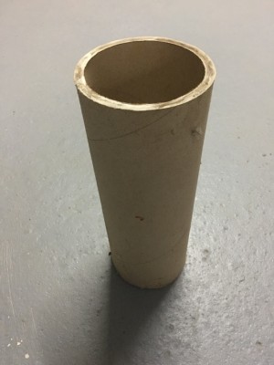 Idée ! Utiliser un tronçon de gros tube en carton qui fait juste la bonne taille ! 11,5 cm de diamètre et j'en coupe 30cm: ça fait pile poil mes 3l...